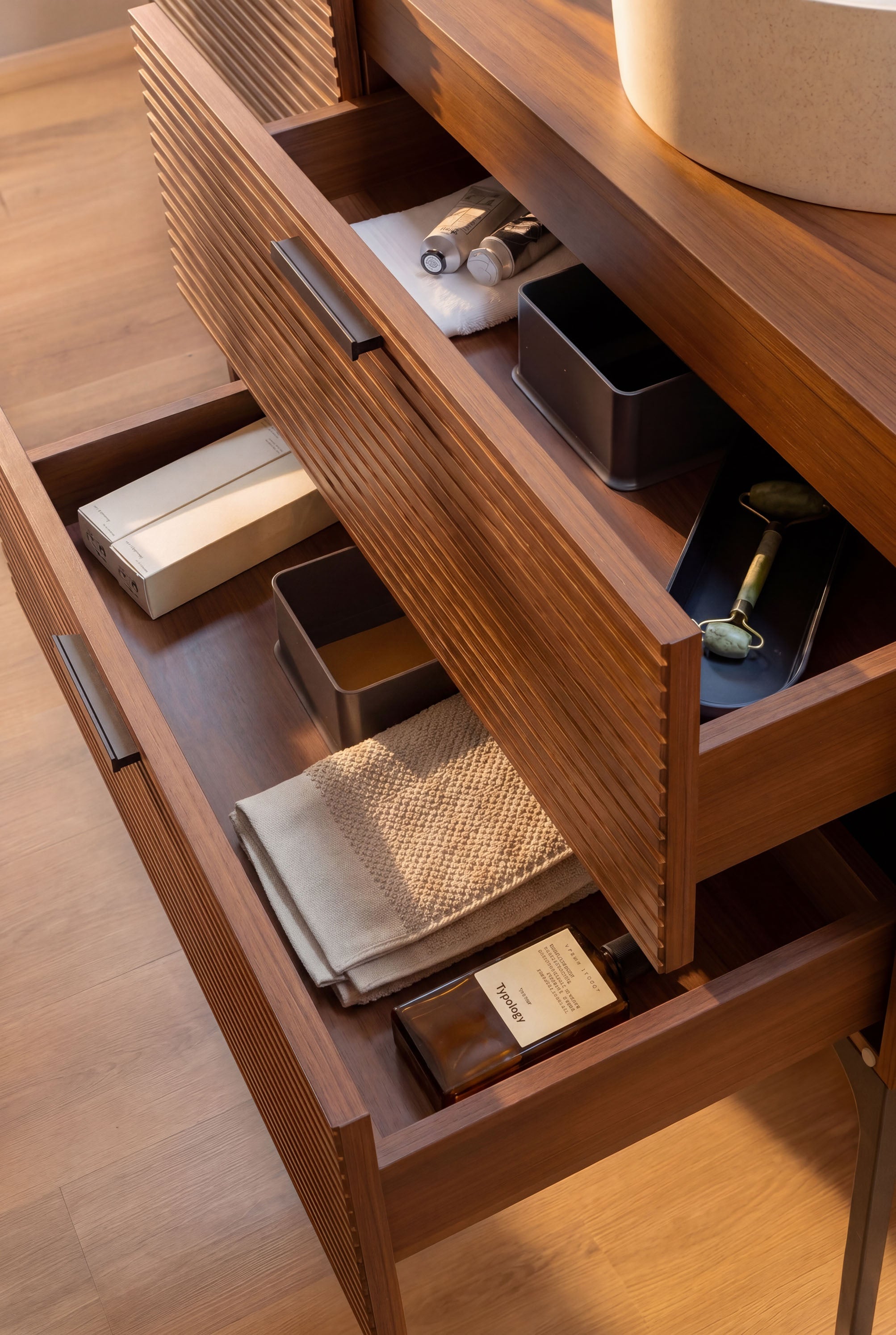 meuble salle de bain sur pieds couleur noyer