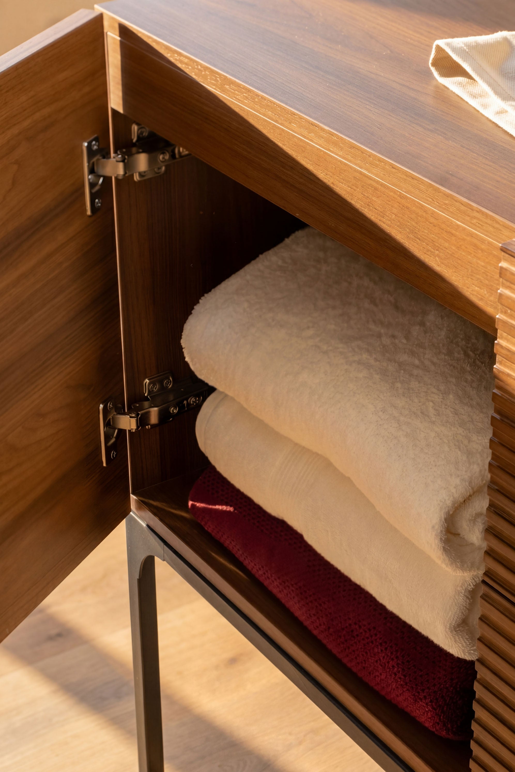 meuble salle de bain sur pieds couleur noyer